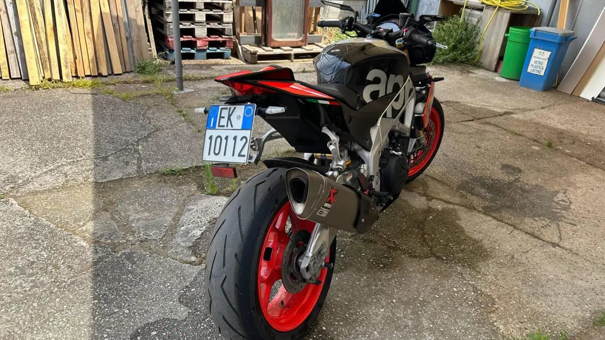 Aprilia Tuono V4 Factory (2017 - 18)  (5)