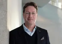 Mercedes, il CEO Källenius “rinasce” guidando la CLA elettrica: merito del finto V8