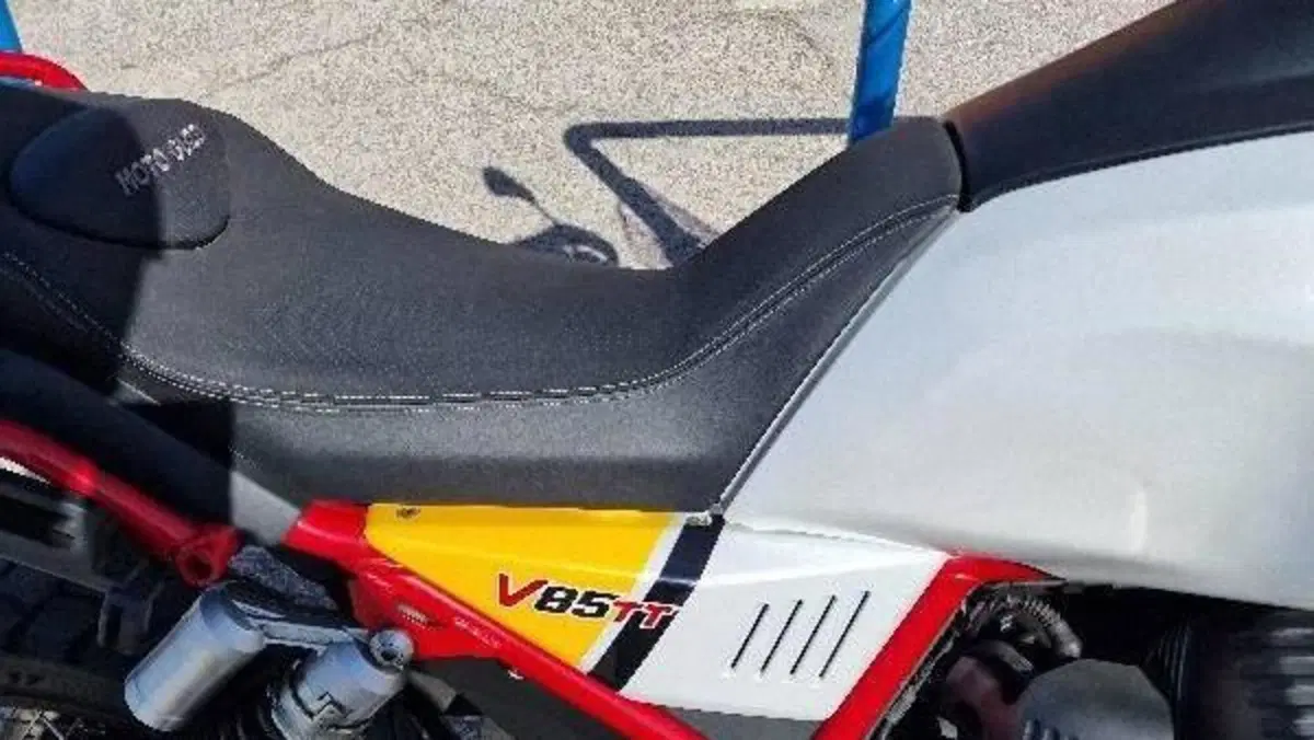 Moto Guzzi V85 TT Evocative Graphics (2019 - 20)  (2)