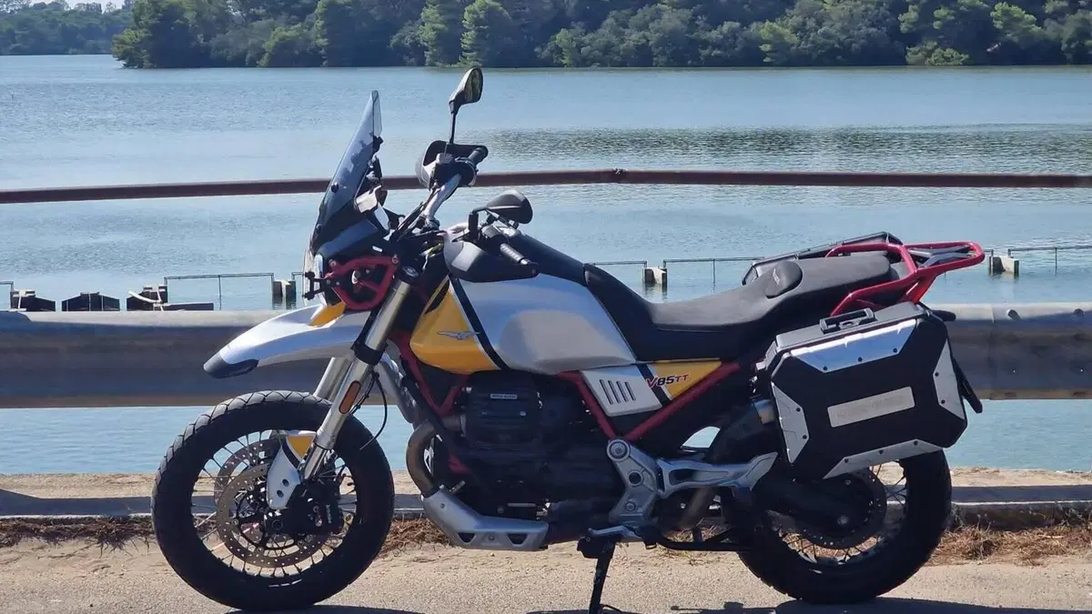 Moto Guzzi V85 TT Evocative Graphics (2019 - 20)  (8)