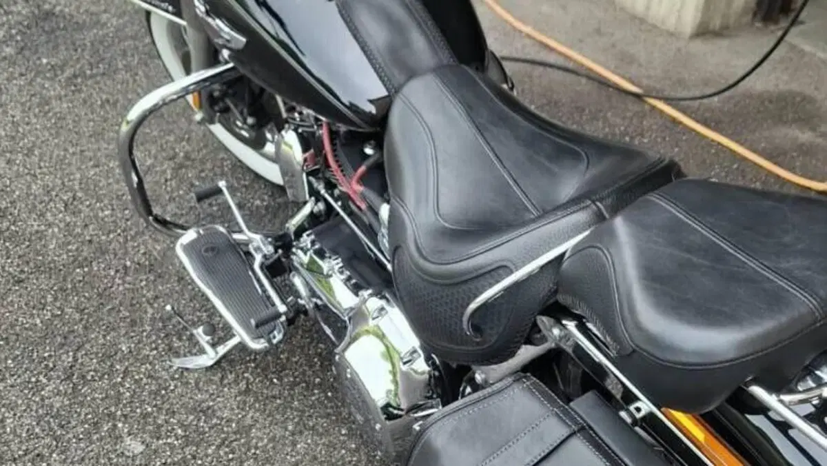 Harley-Davidson 1690 Deluxe ABS (2011 - 16) - FLSTN  (4)