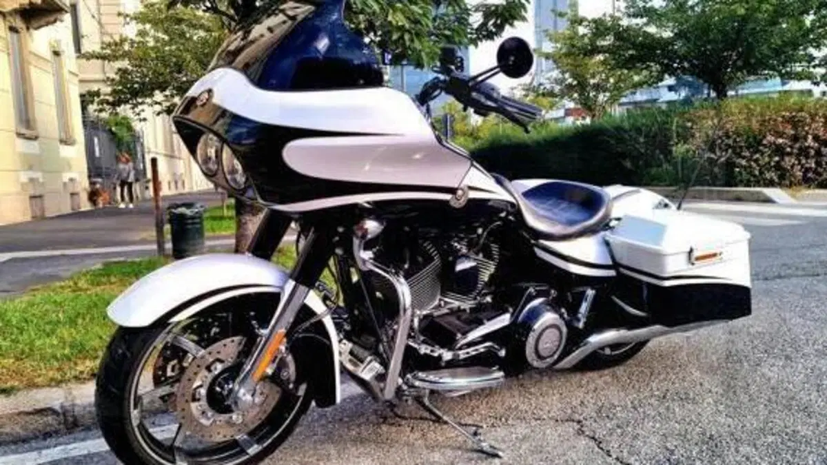 Harley-Davidson 1800 Road Glide Custom (2013) - FLTRXSE 