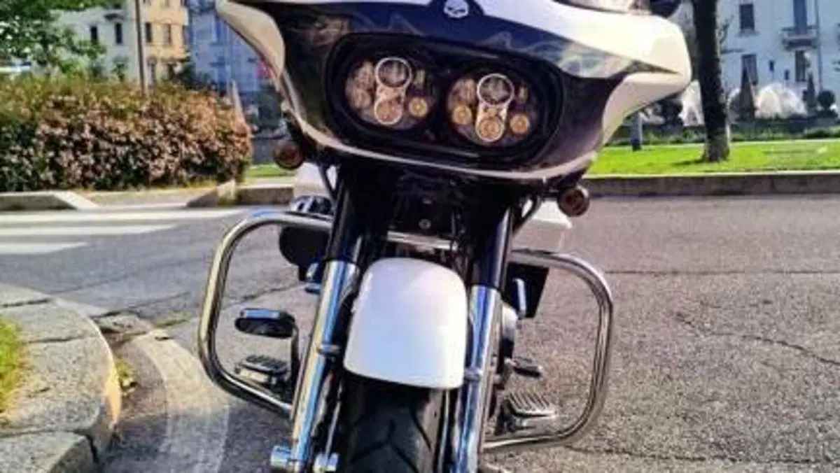 Harley-Davidson 1800 Road Glide Custom (2013) - FLTRXSE  (2)