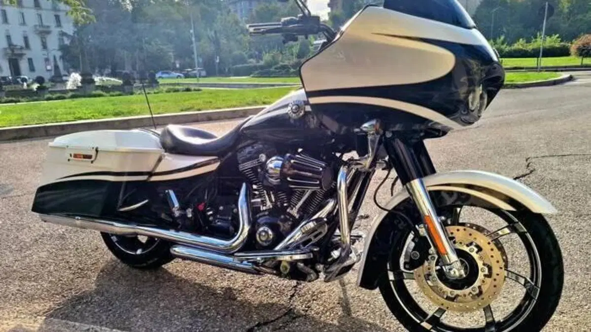 Harley-Davidson 1800 Road Glide Custom (2013) - FLTRXSE  (3)