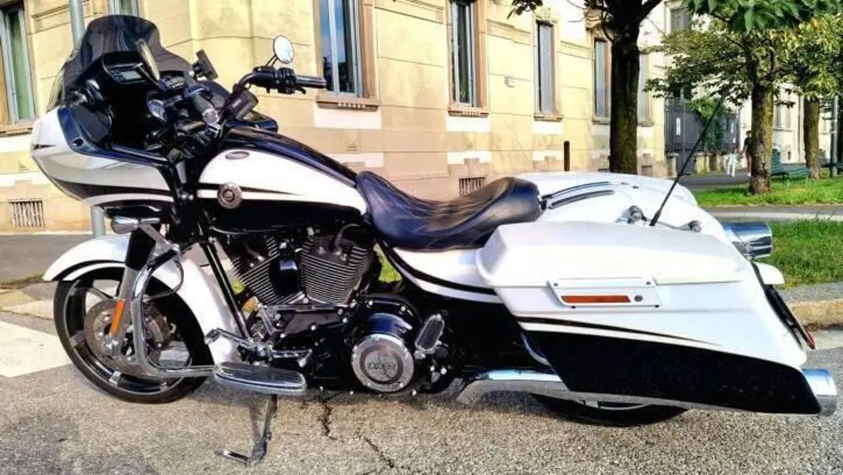 Harley-Davidson 1800 Road Glide Custom (2013) - FLTRXSE  (6)