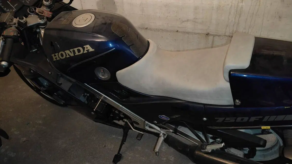 Honda VFR 750 F (1986 - 87)  (2)