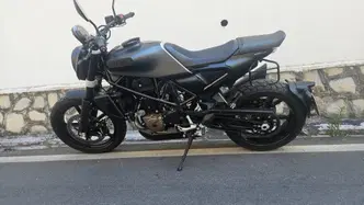 Husqvarna Svartpilen 701 (2020) usata