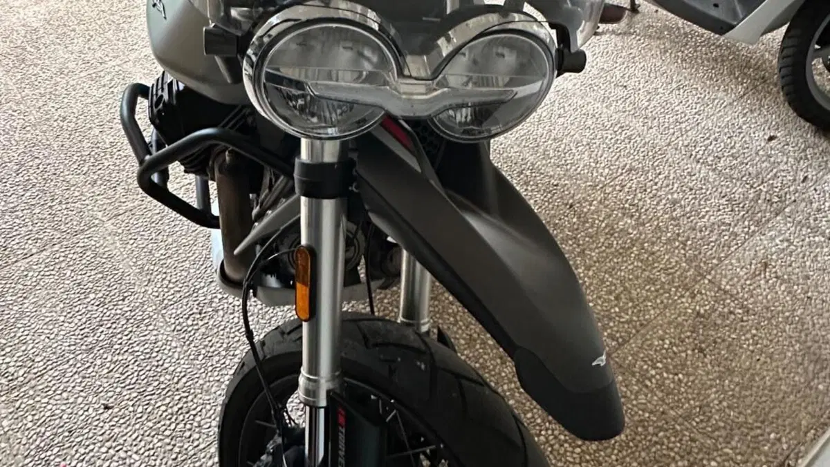 Moto Guzzi V85 TT (2021 - 23)  (3)