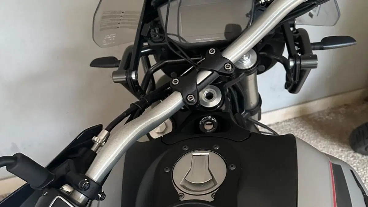 Moto Guzzi V85 TT (2021 - 23)  (4)