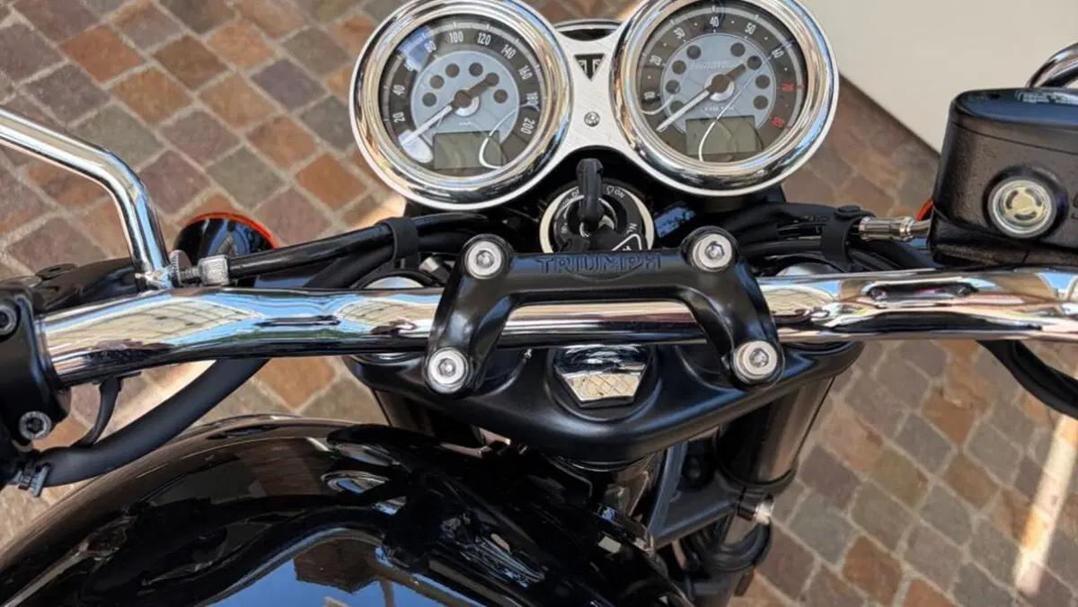 Triumph Bonneville T100 (2021 - 25)  (3)