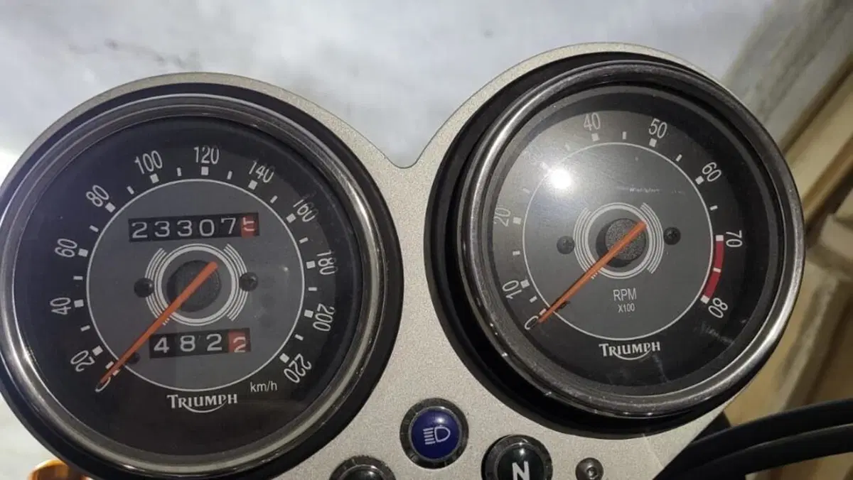 Triumph Bonneville T100 (2001 - 07)  (3)