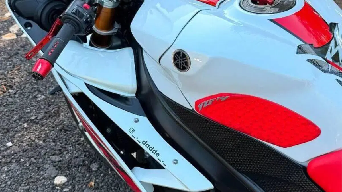 Yamaha YZF R1 (2007 - 08)  (16)