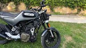 Husqvarna Svartpilen 401 (2021 - 23)  (2)