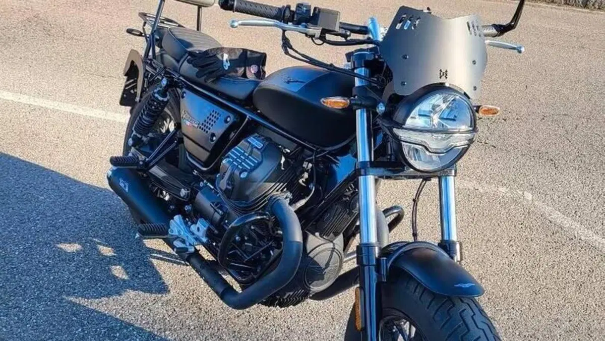Moto Guzzi V9 Bobber (2021 - 25)  (4)