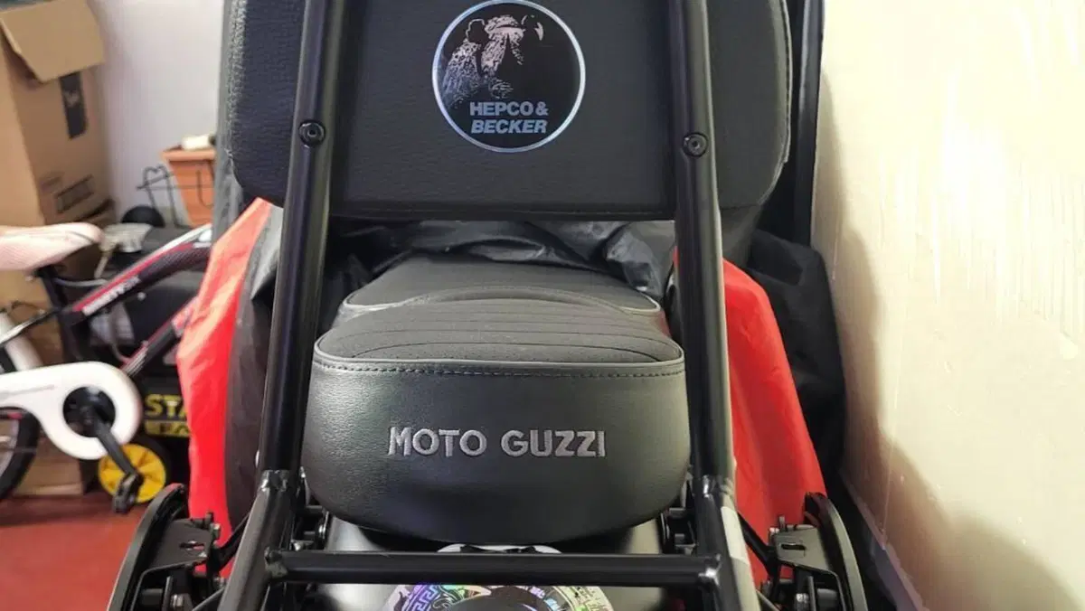 Moto Guzzi V9 Bobber (2021 - 25)  (12)