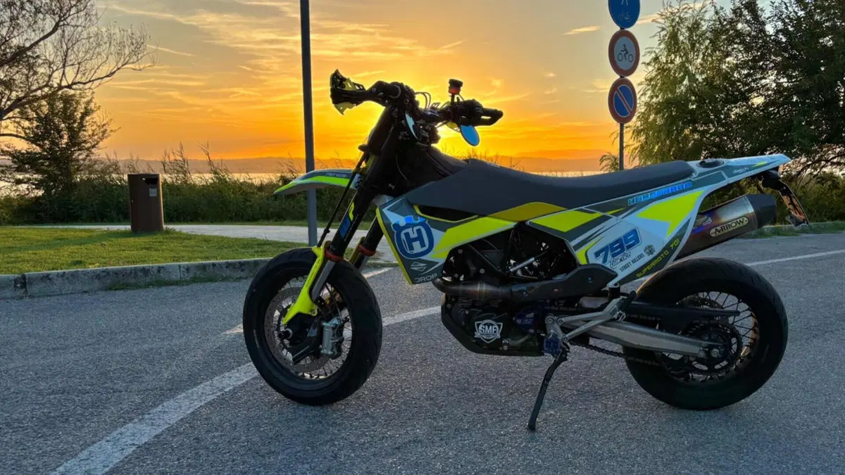 Husqvarna 701 Supermoto (2020)  (2)