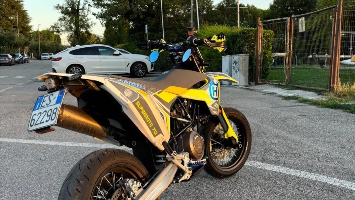 Husqvarna 701 Supermoto (2020)  (4)