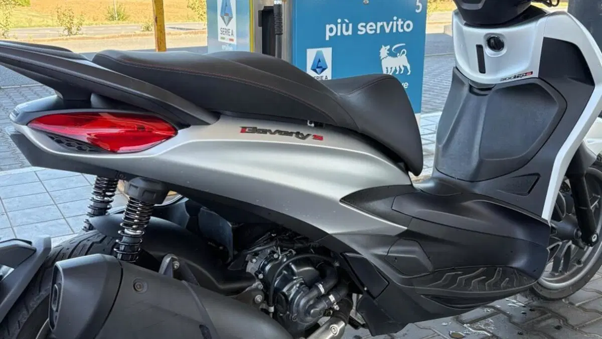 Piaggio Beverly 300 ABS-ASR (2021 - 25)  (2)