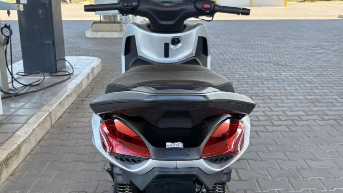 Piaggio Beverly 300 ABS-ASR (2021 - 25)  (4)