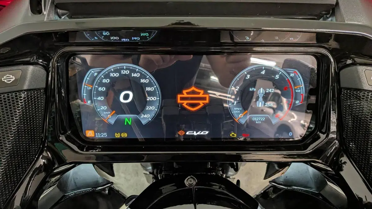 Harley-Davidson CVO Road Glide (2023)  (14)