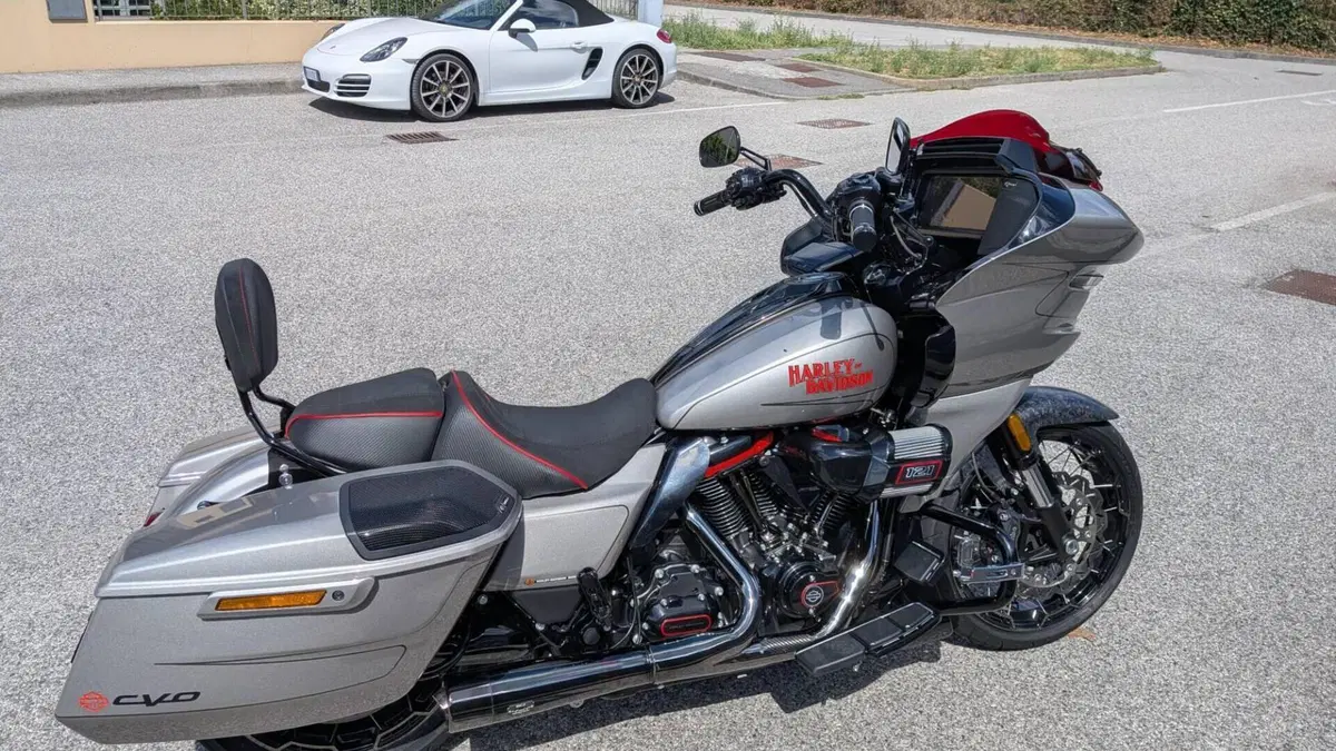 Harley-Davidson CVO Road Glide (2023)  (9)