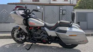 Harley-Davidson CVO Road Glide (2023)  (11)