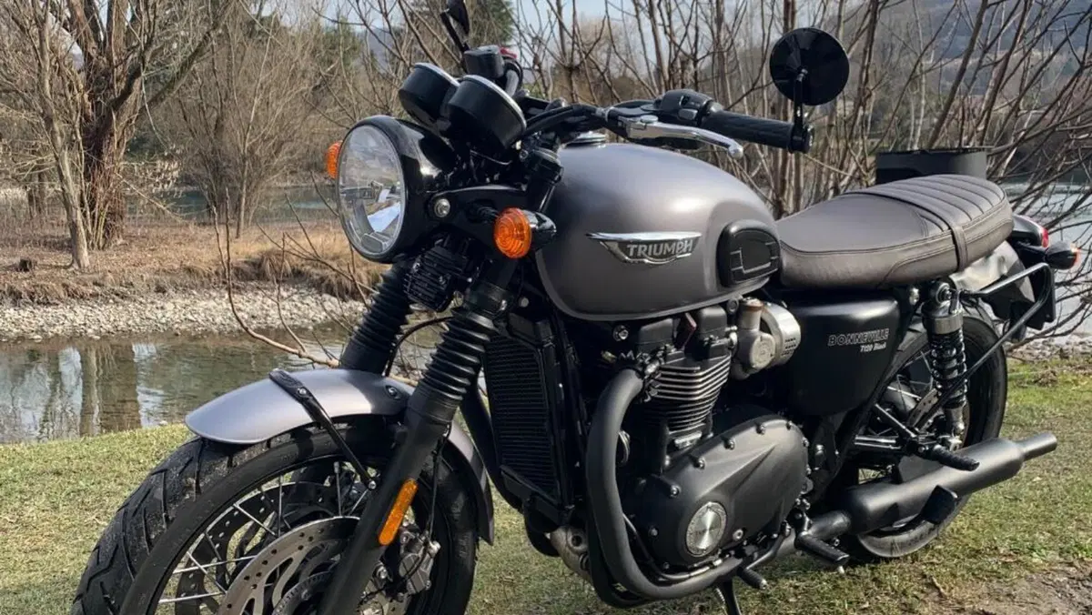 Triumph Bonneville T120 Black (2017 - 20)  (2)