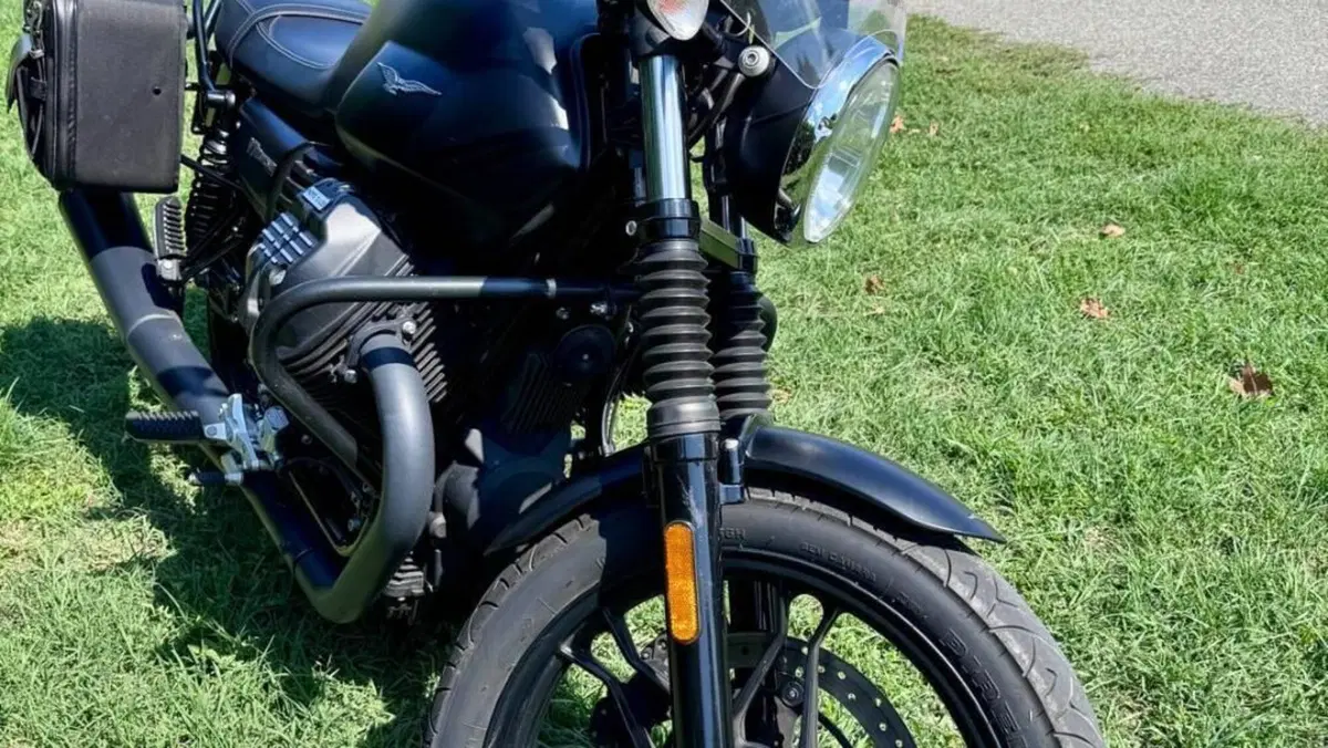 Moto Guzzi V7 III Stone (2017 - 20)  (8)
