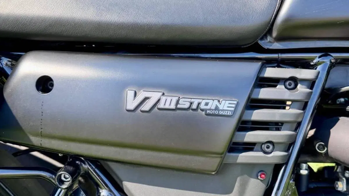 Moto Guzzi V7 III Stone (2017 - 20)  (10)