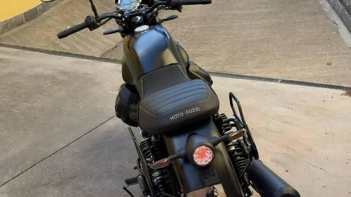 Moto Guzzi V7 Stone (2021 - 24)  (2)