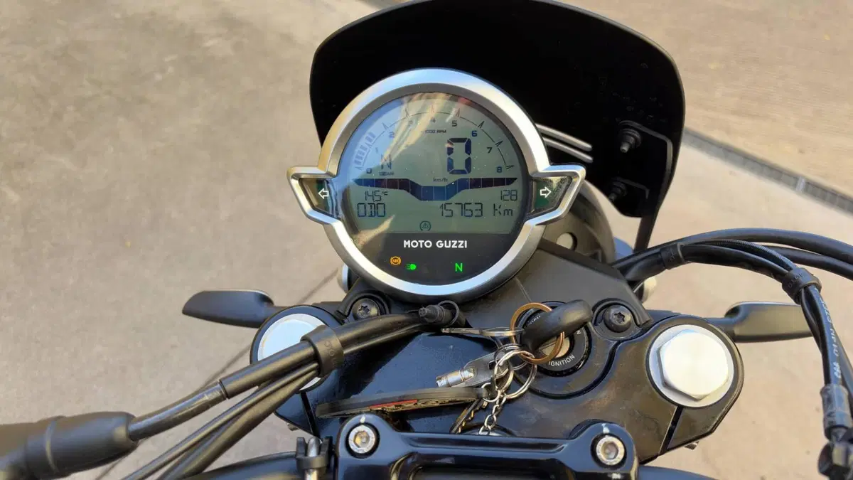 Moto Guzzi V7 Stone (2021 - 24)  (3)