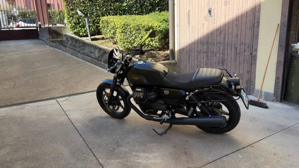 Moto Guzzi V7 Stone (2021 - 24)  (4)