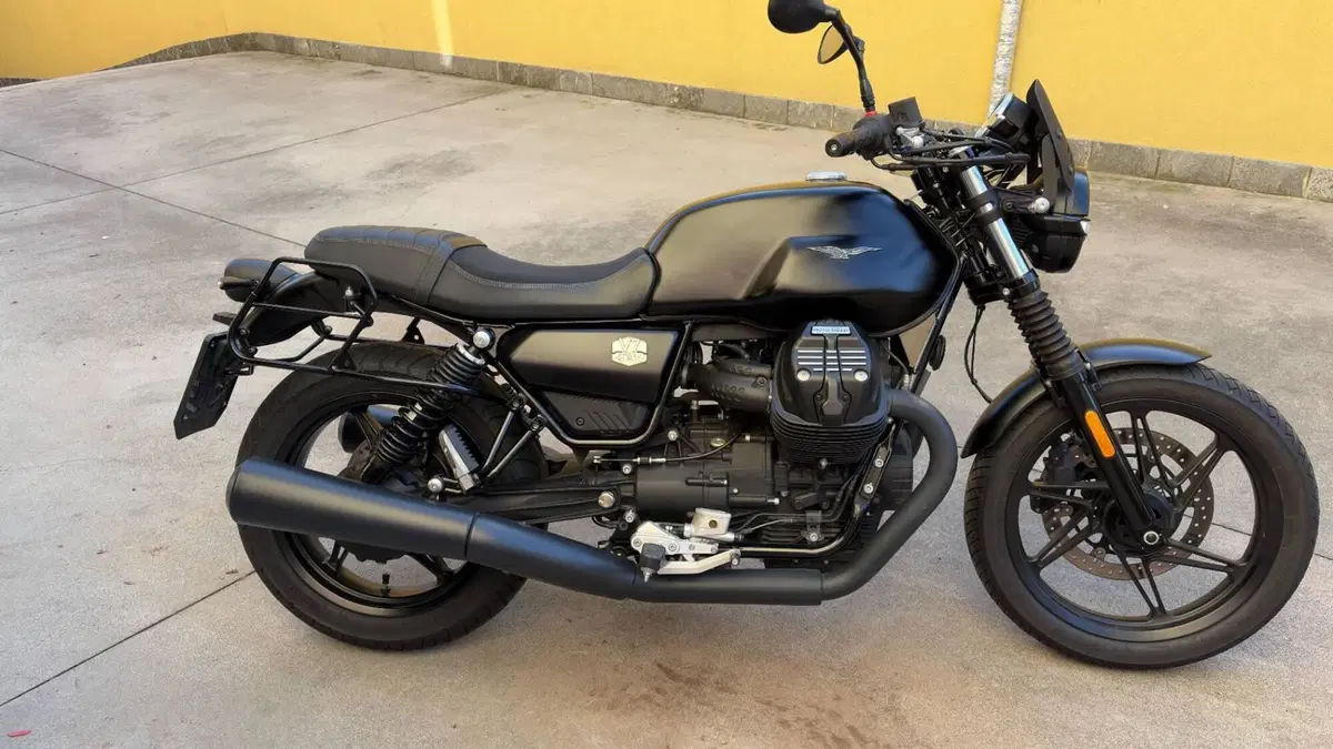 Moto Guzzi V7 Stone (2021 - 24)  (6)