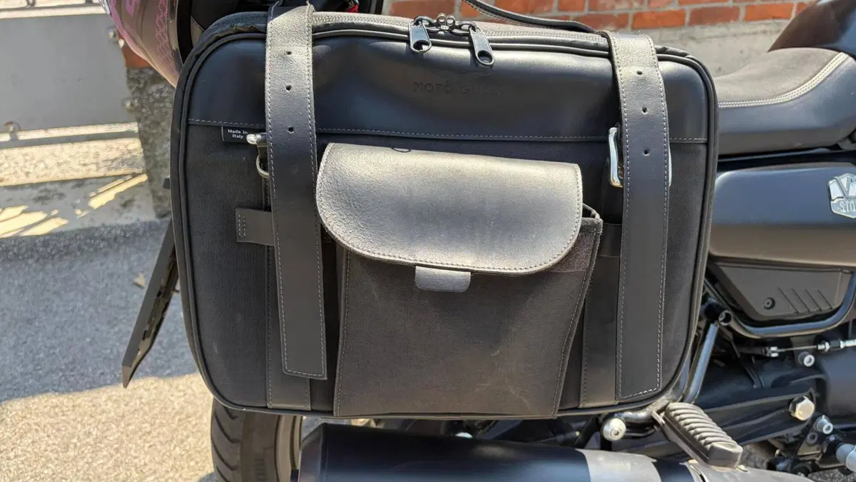 Moto Guzzi V7 Stone (2021 - 24)  (9)