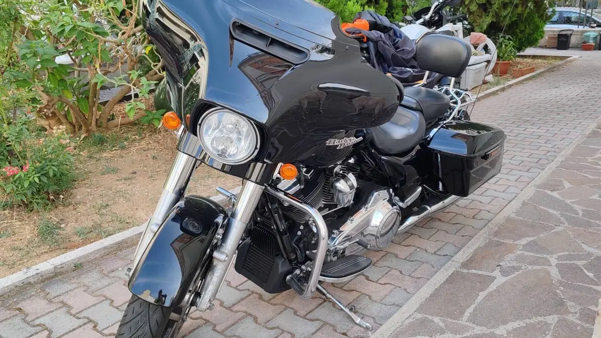 Harley-Davidson 107 Street Glide (2017 - 19) - FLHX  (2)