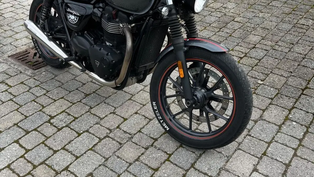 Triumph Street Twin 900 (2016)  (3)