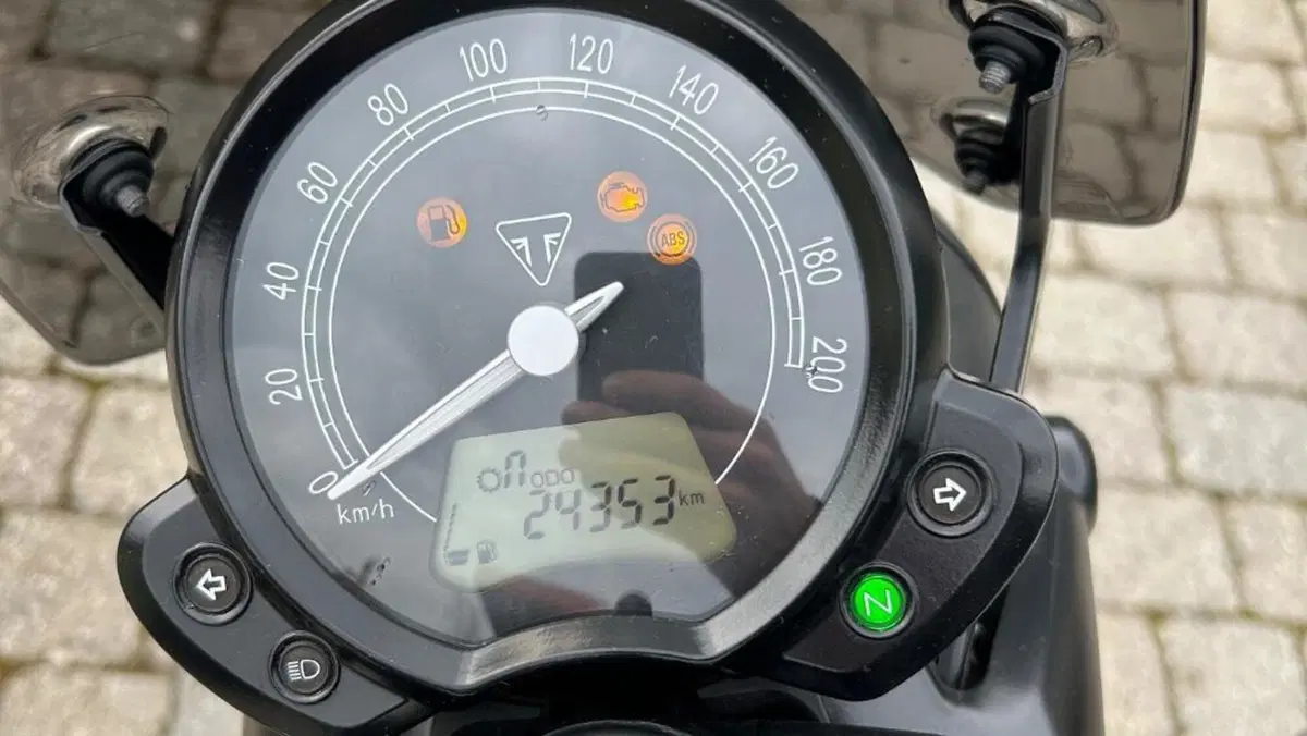Triumph Street Twin 900 (2016)  (4)