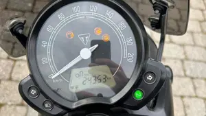 Triumph Street Twin 900 (2016)  (4)