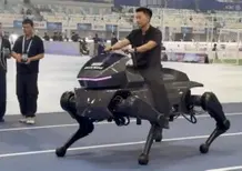 A Pechino il robot quadrupede che si guida come una moto 