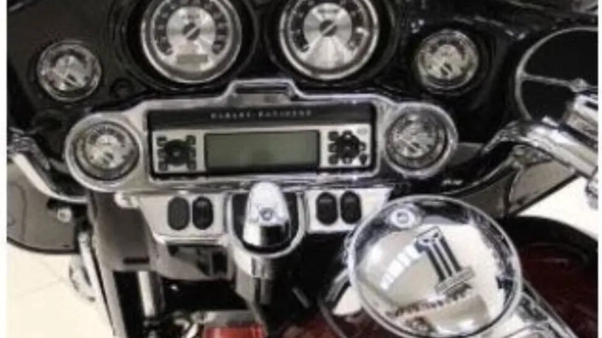 Harley-Davidson 1800 Street Glide (2010 - 11) - FLHXSE  (3)