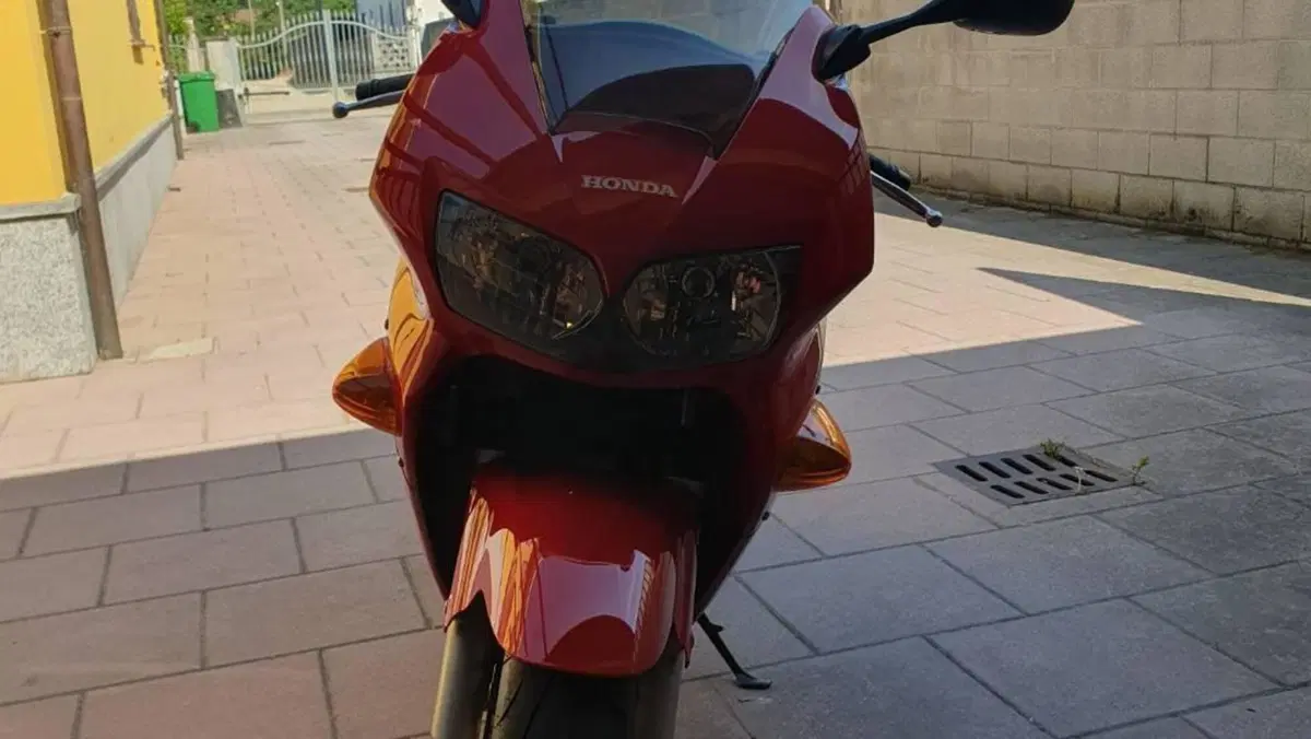 Honda VFR 800 (1998 - 01)  (4)