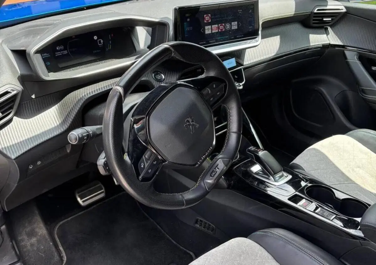 Peugeot 2008 motore elettrico 136 CV GT (4)