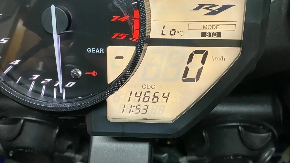 Yamaha YZF R1 (2009 - 11)  (13)