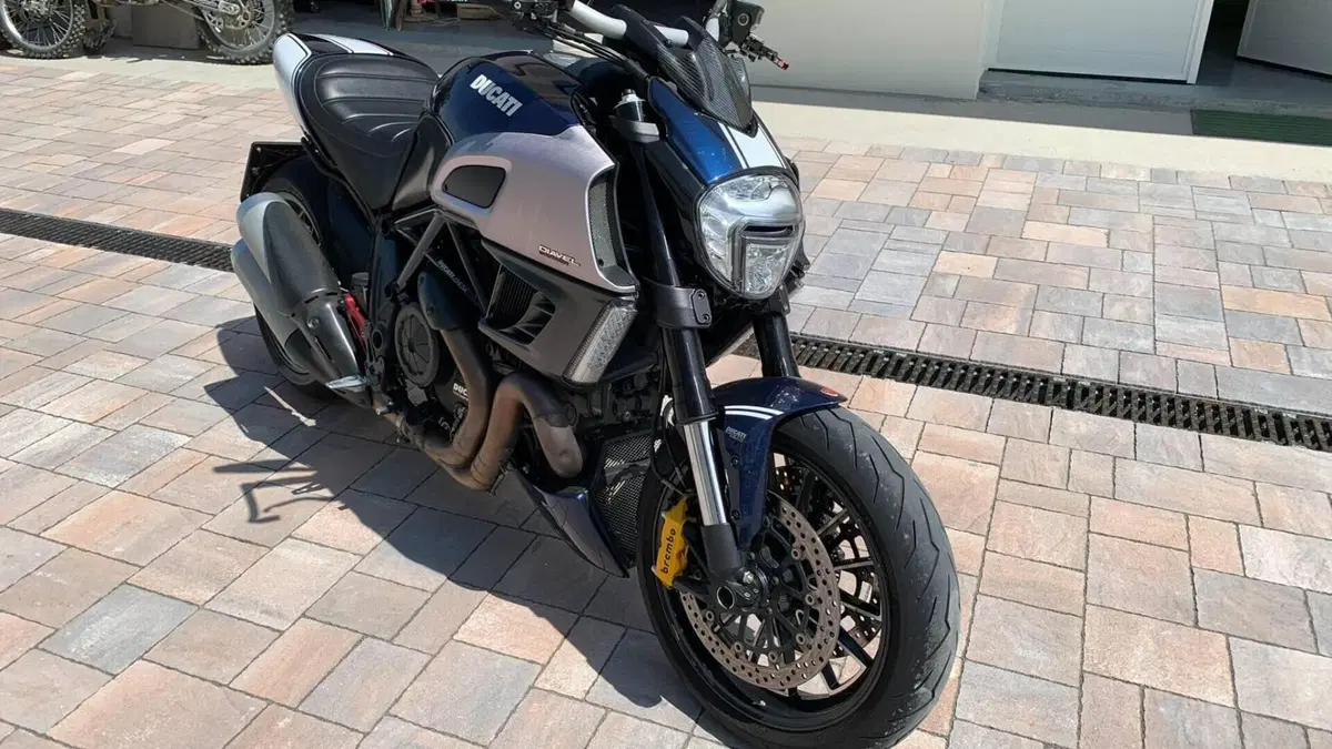 Ducati Diavel 1200 Carbon (2010 - 13)  (2)