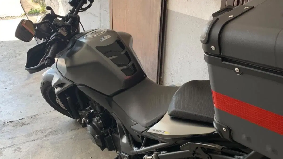 Honda CB 750 Hornet (2025)  (4)