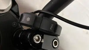 Moto Guzzi V7 III Stone (2017 - 20)  (4)