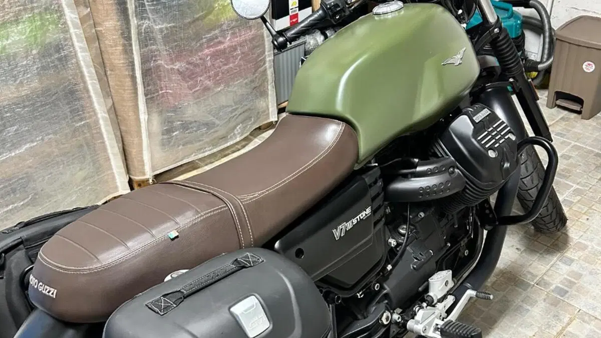 Moto Guzzi V7 III Stone (2017 - 20)  (5)