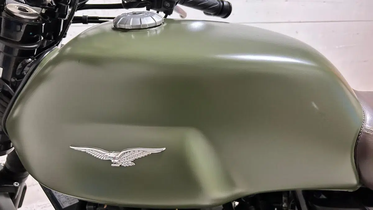 Moto Guzzi V7 III Stone (2017 - 20)  (9)