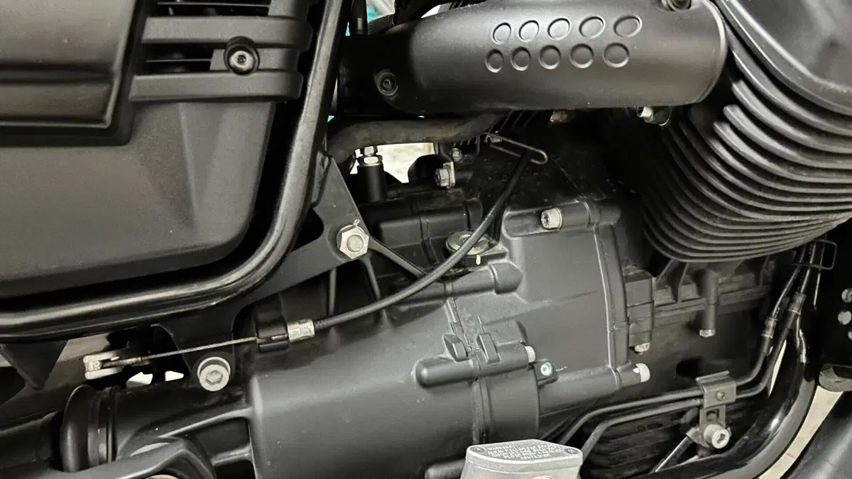 Moto Guzzi V7 III Stone (2017 - 20)  (12)