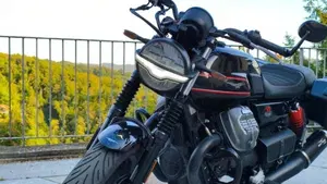 Moto Guzzi V7 Stone Special Edition (2022 - 25)  (2)